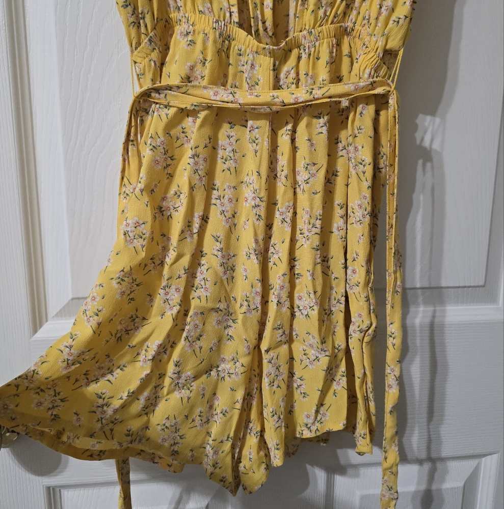 American Eagle Wrap Front Open Back Romper, Yellow Floral Print, Tie Waist, EUC! - Picture 9 of 15